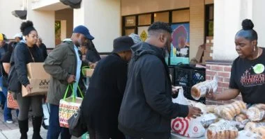 أزمة الإغلاق الحكومي في أمريكا تدفع المواطنين إلى طوابير بنك الطعام بعد فقدان أول راتب