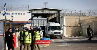 إسرائيل تبدأ نقل الأسرى الفلسطينيين تمهيدًا لصفقة التبادل