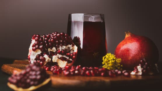 هل الأفضل تناول الرمان أم شرب عصيره؟