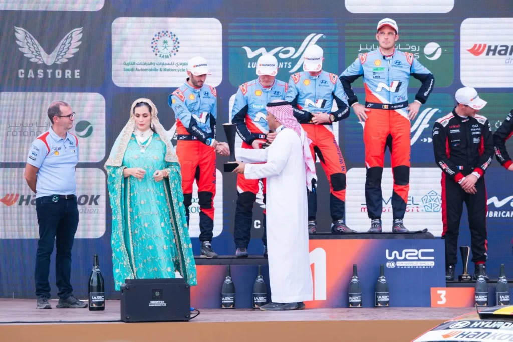 Sébastien Ogier يُتوج بلقب “رالي السعودية 2025” ويعادل رقم الأسطورة