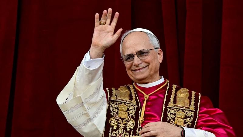 زيارة استثنائية: أول مرة لابا الفاتيكان عند قبر القدّيس شربل