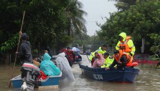 الأمطار الغزيرة تتسبب بفيضانات في تايلاند وماليزيا وتشرد الآلاف وقتل 8 أشخاص