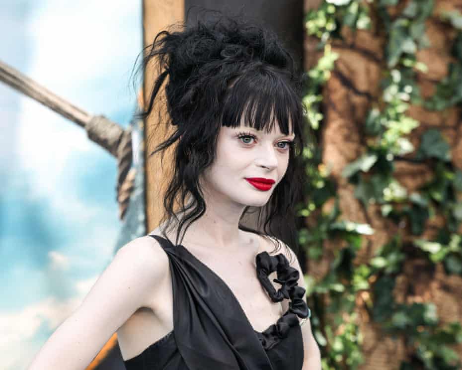 نجمة مسلسل “الخونة المشاهير” روث كود تتعافى بعد بتر ساقها الثانية: ممثل أيرلندي يمر بتجربة صعبة