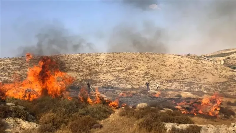 احتراق مركبتين في بلدة مخماس شمال شرق القدس