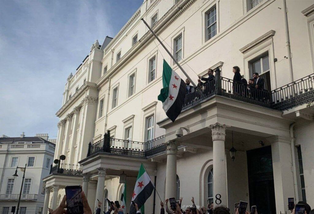 وزير الخارجية السوري يرفع العلم فوق السفارة السورية في لندن
