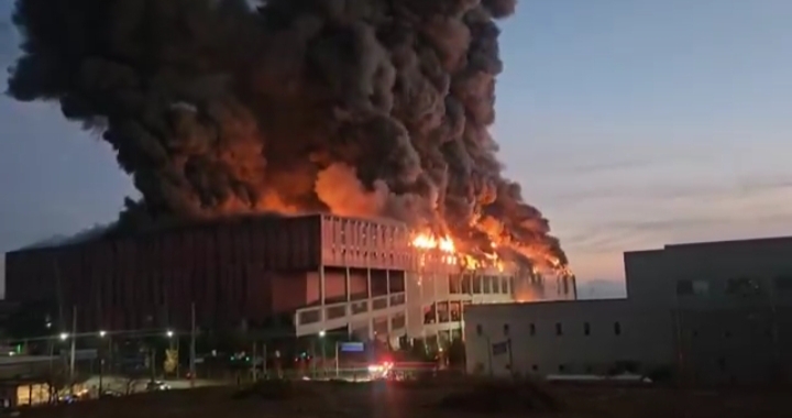 حريق ضخم يلتهم مستودعًا لشركة “إي-لاند فاشن” في كوريا الجنوبية