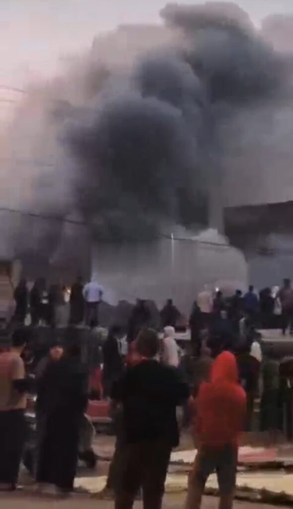 العراق : حريق يلتهم محل لبيع العوازل في مدينة الصدر.. والدفاع المدني يتدخل لمنع الكارثة