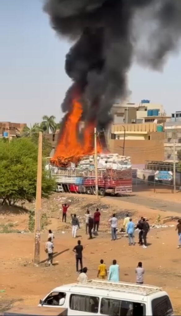 اندلاع حريق في شاحنة بضائع بمدينة أم درمان إثر ماس كهربائي