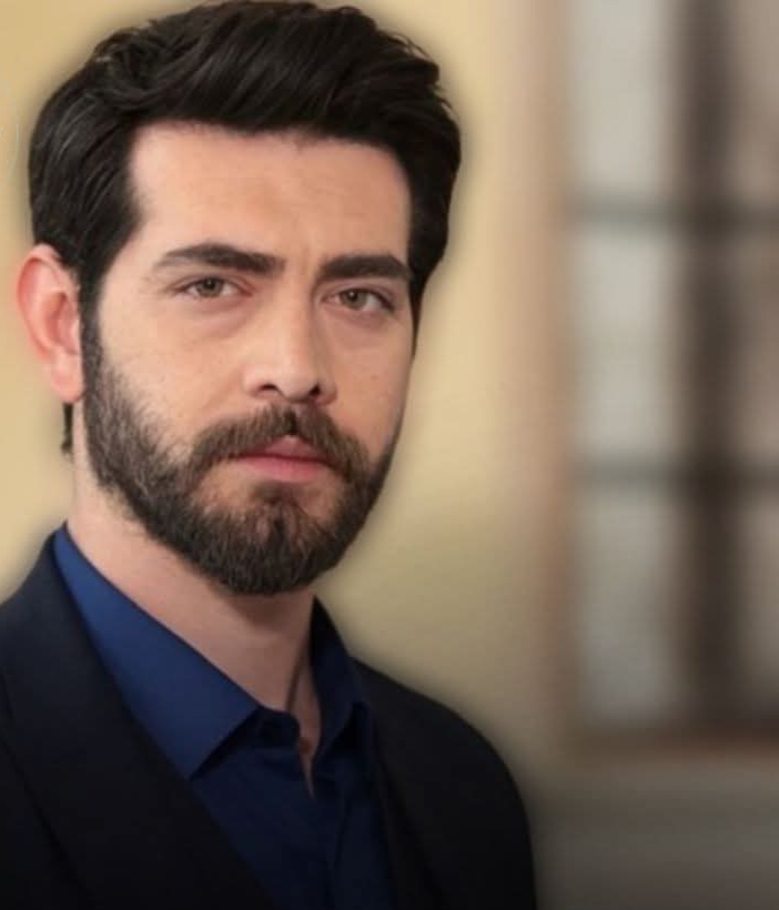 الممثل التركي باريش باكتاش يدافع عن النبي محمد صلى الله عليه وسلم بعد إساءة إحدى المجلات