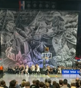 مشجعون صرب يشعلون الجدل برفع لافتة عنصرية ضد الأتراك