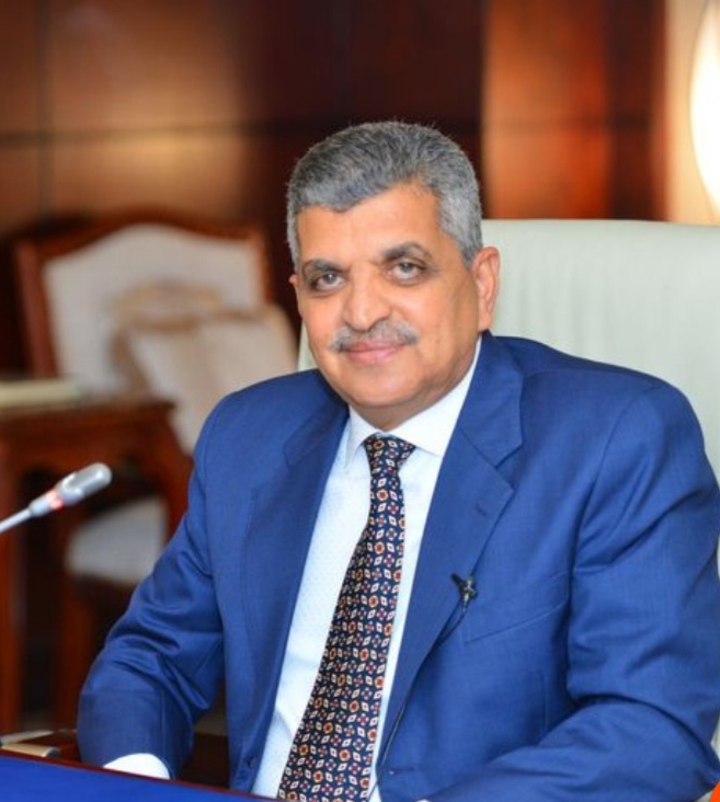 رئيس هيئة قناة السويس: اتفاق مع “ميرسك” لعودة عبور سفنها عبر القناة وإيرادات نوفمبر ترتفع 27.5%