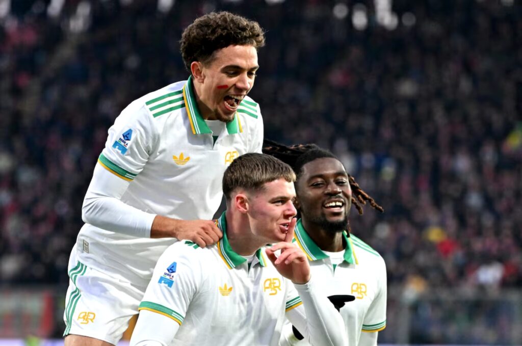 روما يتصدر الدوري الإيطالي بفوز مثير على كريمونيزي وفيرجسون يسجل أولاً