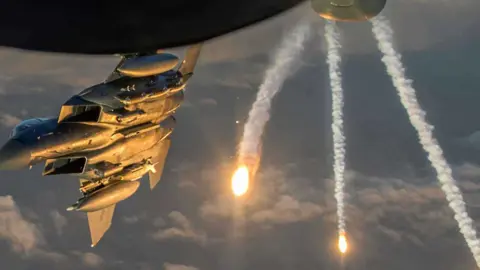 غارات أميركية وسورية تُدمر 15 موقعاً لـداعش في جنوب سوريا — ضربة قاصمة لقدرات التنظيم