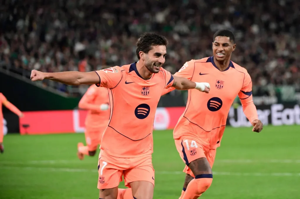 توريس يقود برشلونة لهزيمة مثيرة بخماسية أمام بيتيس