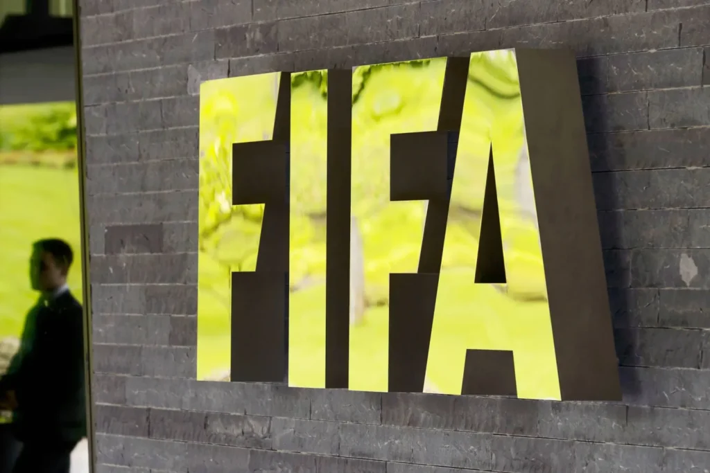 فيفا يرفع الحظر عن تسجيل اللاعبين لنادي النصر ويزيد الضغط على الأندية السعودية الأخرى