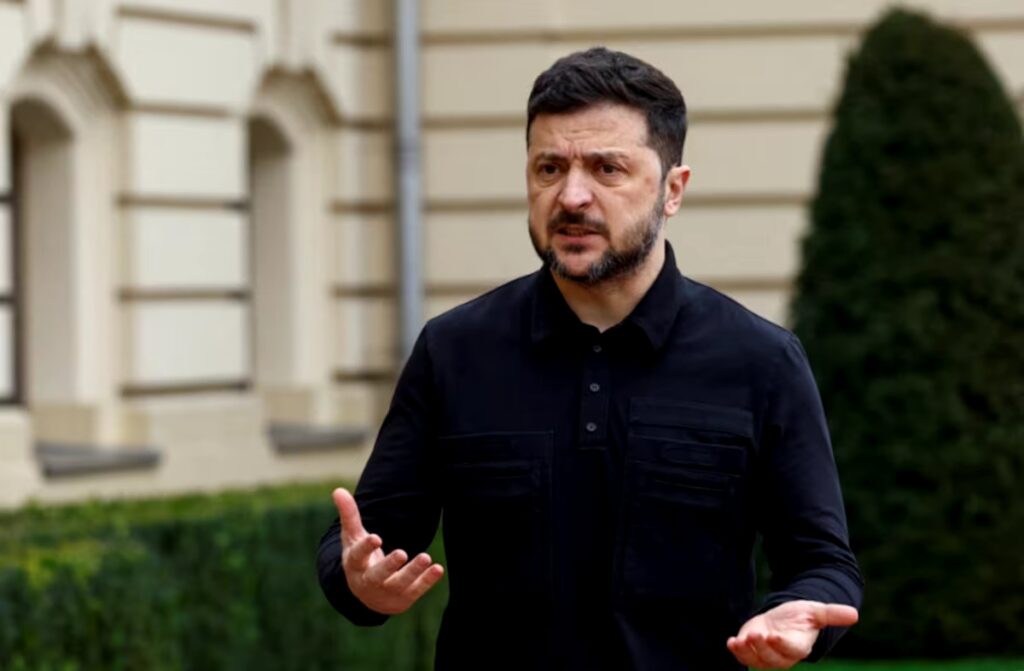 زيلينسكي يجري محادثة مهمة مع مسؤولين أمريكيين