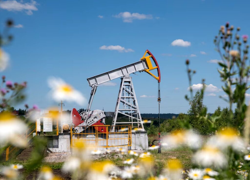 النفط يصعد لأعلى مستوى في أسبوعين بدعم توقعات خفض الفائدة ومخاطر الإمدادات