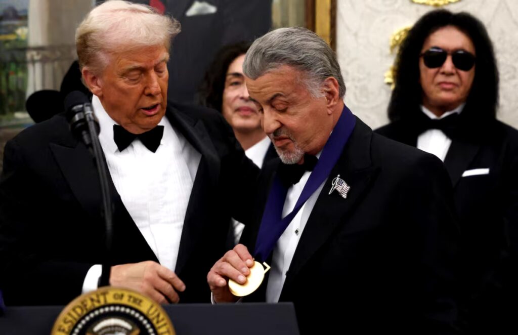 تكريم فنانين في مركز كنيدي وترامب يتصدر المشهد