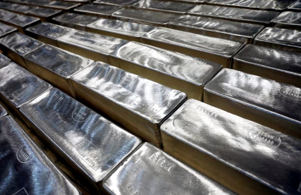 الفضة تتجاوز 65 دولارا والذهب يواصل الصعود