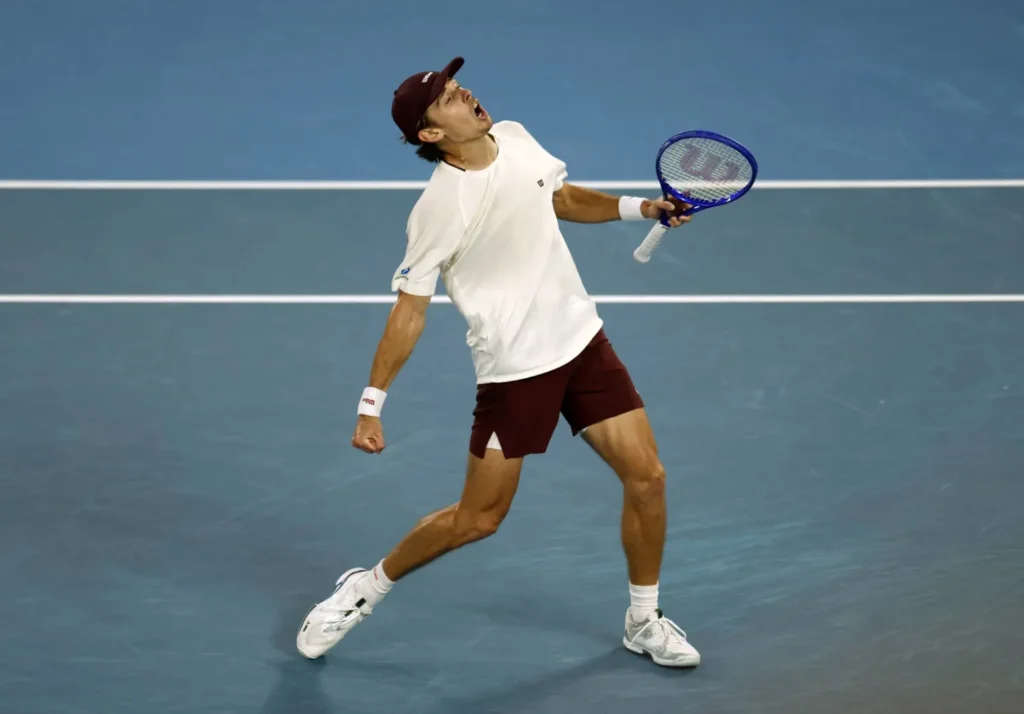 أستراليا المفتوحة: الأسترالي أليكس دي مينو يبلغ ربع النهائي