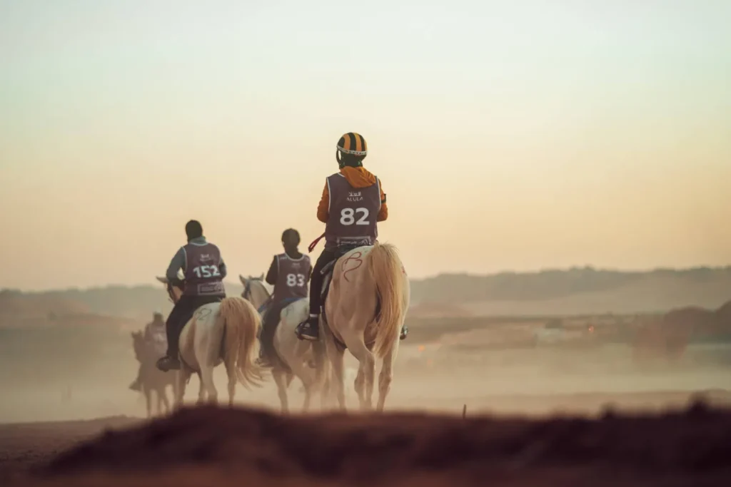 200 فارس وفارسة يتنافسون في بطولة القدرة والتحمل بالعُلا وسط أجواء حماسية ومشاركة واسعة