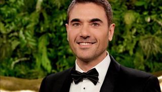 “مساعدة أحمد عز تكشف تفاصيل الزواج وتوضح موقف الأبناء بعد جدل زينة