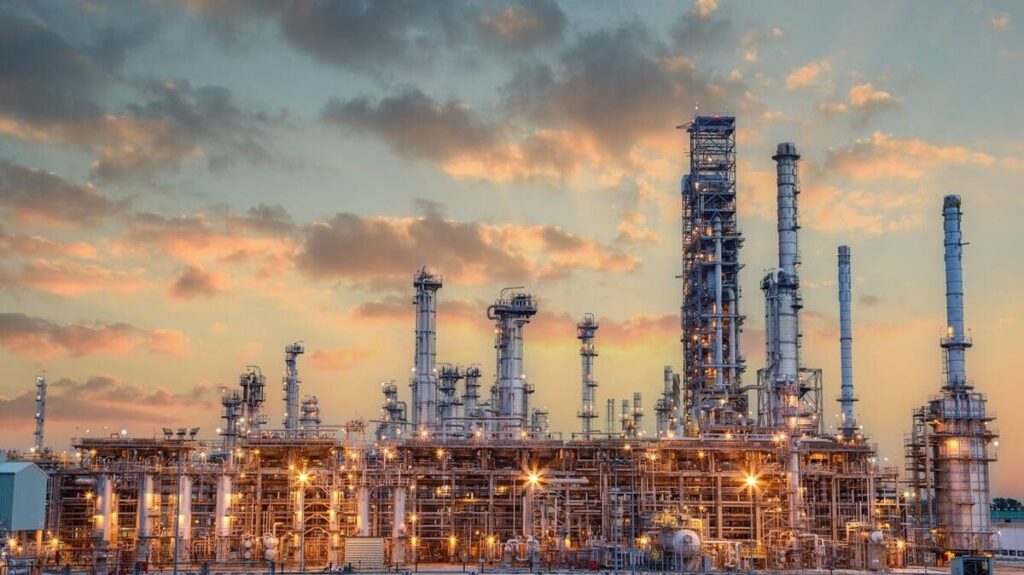 النفط يواصل الصعود لليوم الثالث وسط مخاوف التصعيد مع إيران