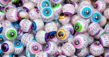 استشاري نفسي يحذر من الحلوى التريند “Eye Ball”: تحفز العنف لدى الأطفال