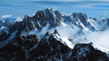 لحظات رعب في جبال أندورا.. انهيار ثلجي مفاجئ يبتلع متزلجة محترفة وكلبها