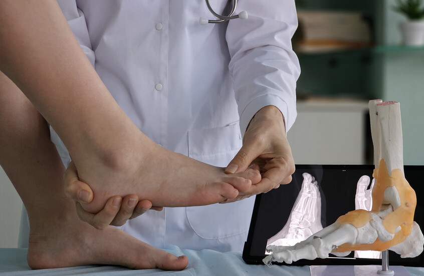 إشارات في القدمين تكشف خطرًا صامتًا يهدد الحياة