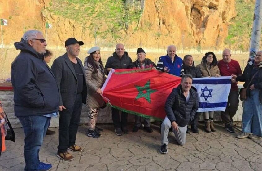 رفع علم إسرائيل قرب الحدود المغربية الجزائرية يثير موجة استنكار واسعة