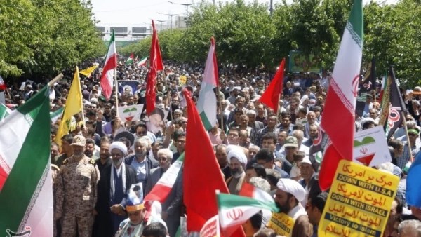 مصادر إيرانية تكشف دفع أموال للمشاركين في أعمال الشغب لإشعال الفوضى