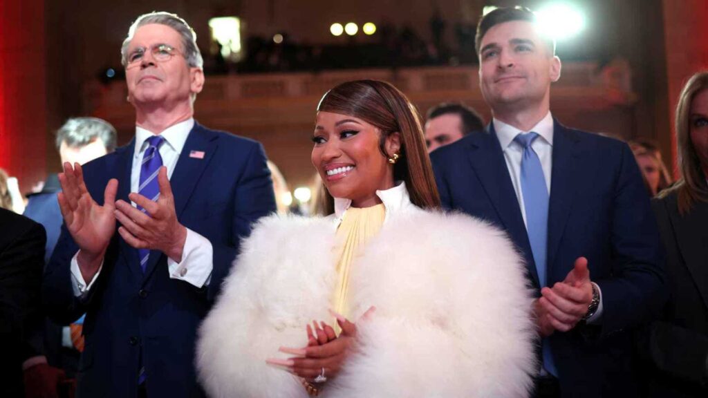 الفنانة الأمريكية نيكي ميناج تحصل على “البطاقة الذهبية” من ترامب