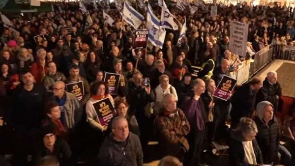 آلاف الإسرائيليين يتظاهرون في تل أبيب مطالبين بلجنة تحقيق ويحمّلون نتنياهو مسؤولية ما حدث