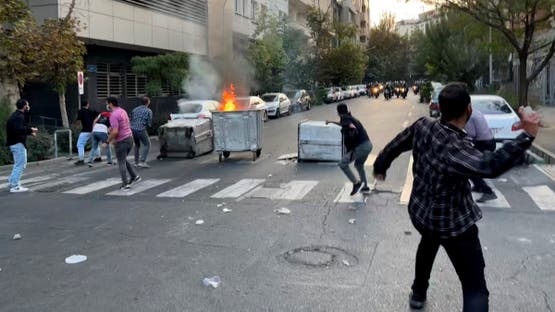 مقتل عنصر من الباسيج خلال احتجاجات غلاء المعيشة في إيران