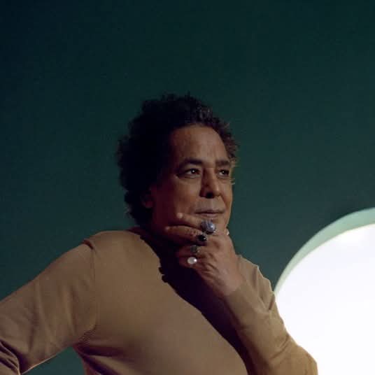 محمد منير يوضح سبب تأجيل حفله في دبي ويطمئن جمهوره