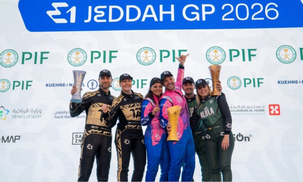 الأمير عبدالعزيز بن تركي يتوّج أبطال بطولة العالم للقوارب الكهربائية السريعة E1
