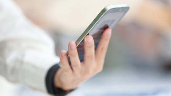 خلل في منبه آيفون يتسبب في تأخر المستخدمين عن أعمالهم