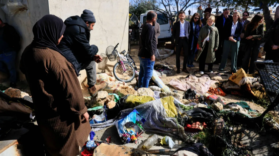 مستوطنون يحرقون خياماً ومركبات فلسطينيين بالضفة