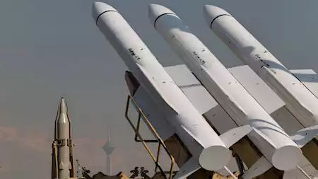 إيران تعلن استهداف 4 قواعد أمريكية في الشرق الأوسط