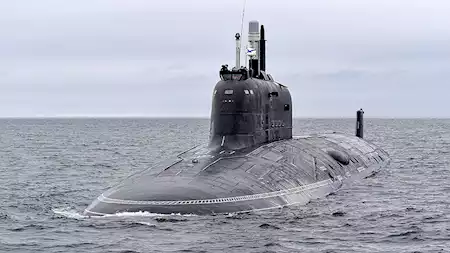 إجلاء عنصر من غواصة أمريكية من مياه جرينلاند.. وترامب يعلق بإرسال مستشفى عائم