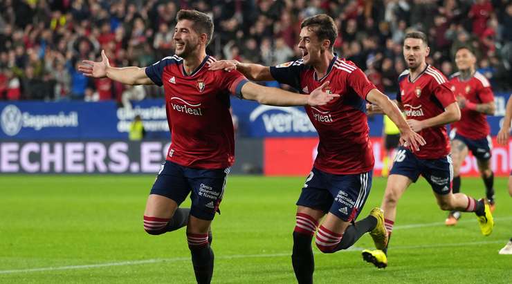 أوساسونا يهدي برشلونة ثلاث نقاط ثمينة بفوز مثير على ريال مدريد في الدوري الإسباني