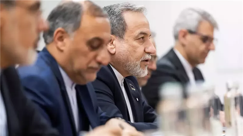 تحركات دبلوماسية مكثفة.. عراقجي يطرح عبر عُمان ملامح اتفاق نووي محتمل ورفع للعقوبات