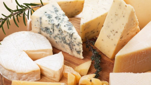 دراسة صينية: تناول الجبن يوميًا يقلل خطر الإصابة بحصوات المرارة بنسبة 26%