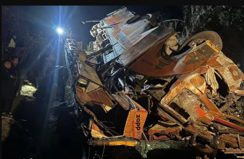 مصرع 19 شخصًا بينهم بريطاني في سقوط حافلة من طريق جبلي غرب نيبال