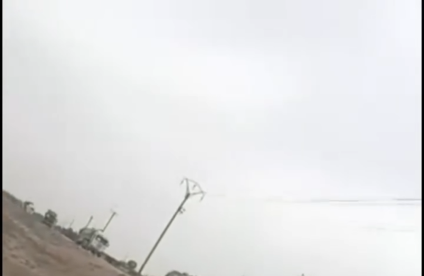 أهالي دير الزور يقطعون الطريق على صهاريج الوقود احتجاجًا على إيقاف الحراقات اليدوية