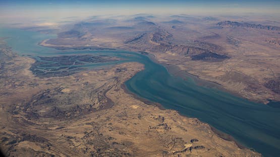 شركات نفط توقف شحناتها عبر مضيق هرمز مؤقتاً