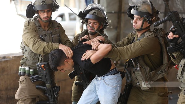 جرائم لم تتوقف.. الاحتلال الإسرائيلي يعتقل 17 فلسطينياً في الضفة الغربية