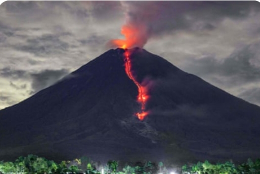 تدفق الحمم البركانية من بركان «سيميرو» الإندونيسي