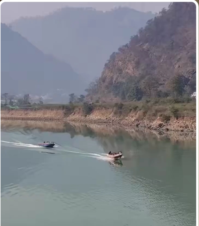 تصادم زورقين في نهر بالهند.. ونجاة أحد الركاب بعد قفزه في اللحظة الأخيرة